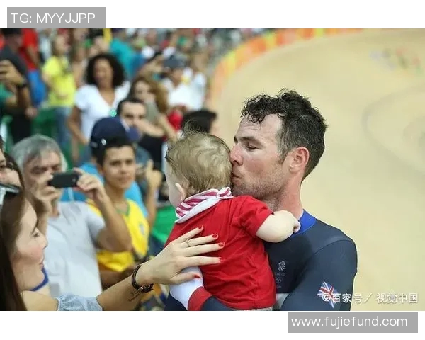 足球巨星温情时刻怀抱萌娃展现赛场之外的柔情一面